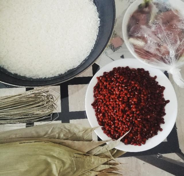 怎样包豆沙馅粽子,家常豆沙粽子的包法教程