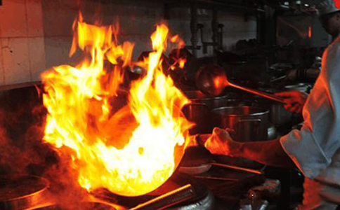 炒菜粘锅问题教你一招,炒菜老是炒不好吃什么原因