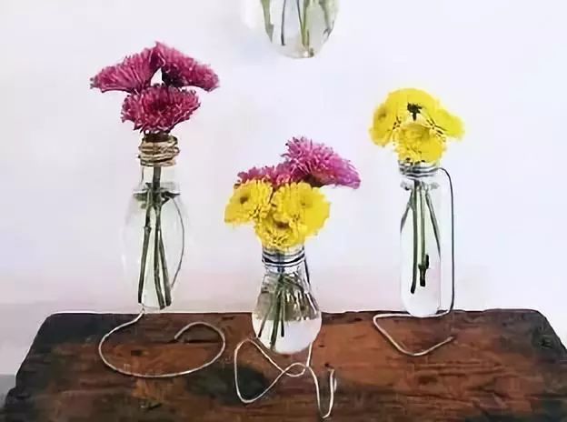 室雅何须大，花香不在多，在小屋里赏花种草，把日子过得刚刚好