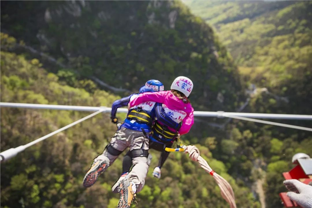 在天蒙山挑战千米高空极限荡绳,天蒙山挑战