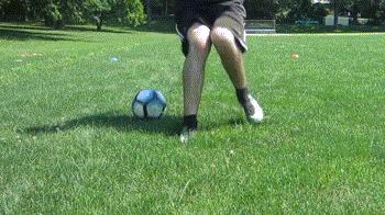 停球技巧慢动作视频,如何停球转身过人