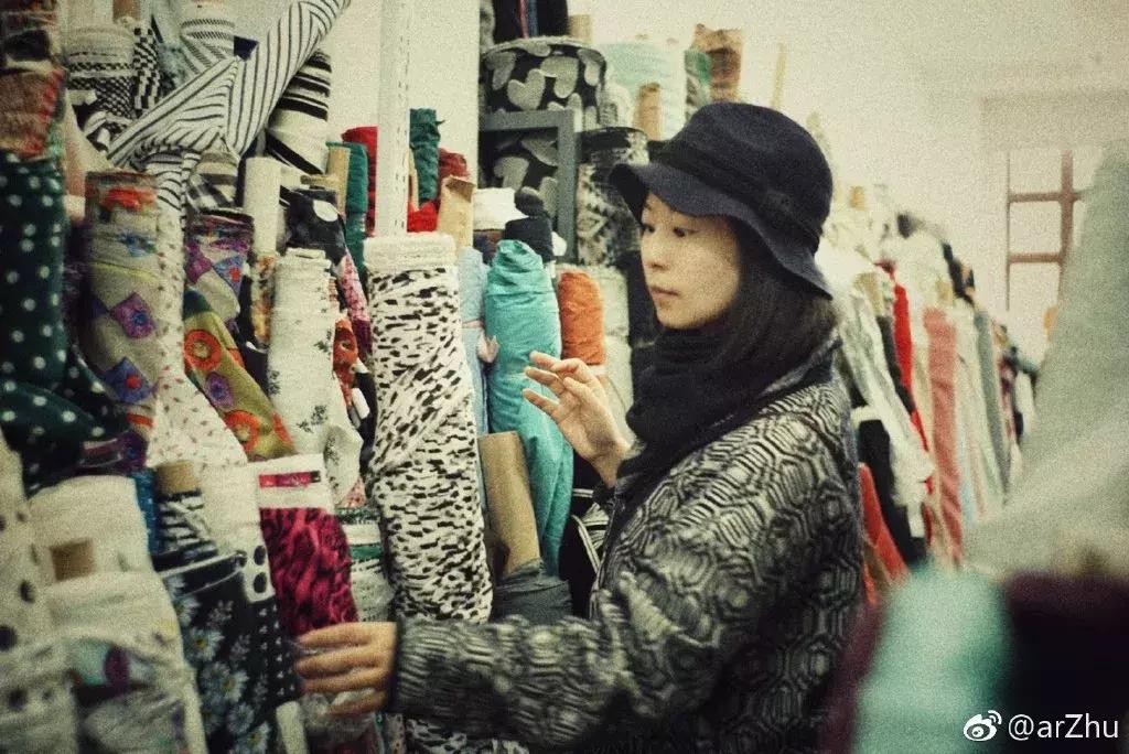 从服装外企高管到独立设计师,她把文学作品做成丝巾系在脖子上