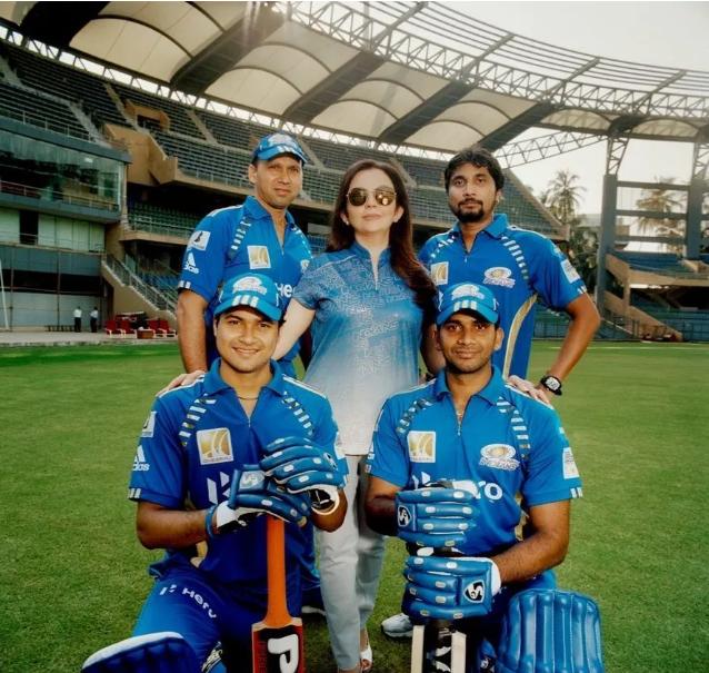 印度首富宠妻如宝：7次约会就求婚，盛宠35年，不孕5年也没嫌弃