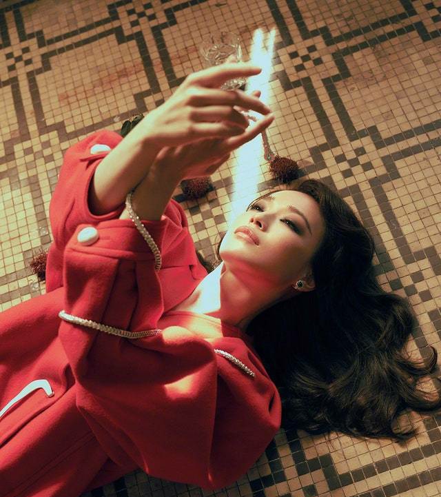 舒淇深v鲜艳华丽礼服,舒淇露腰白裙