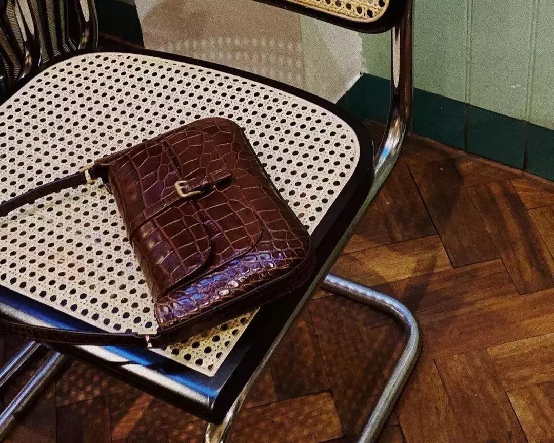 女明星背什么小众包,女明星背超便宜的包