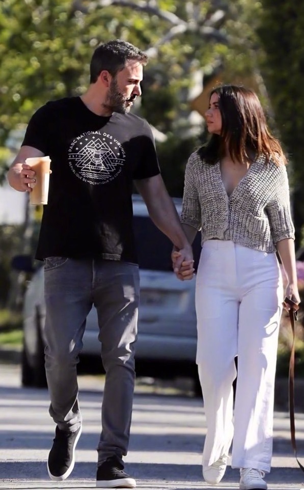 没1米7也能穿出大长腿,与大本甜蜜街拍不断,安娜心机造型学起来