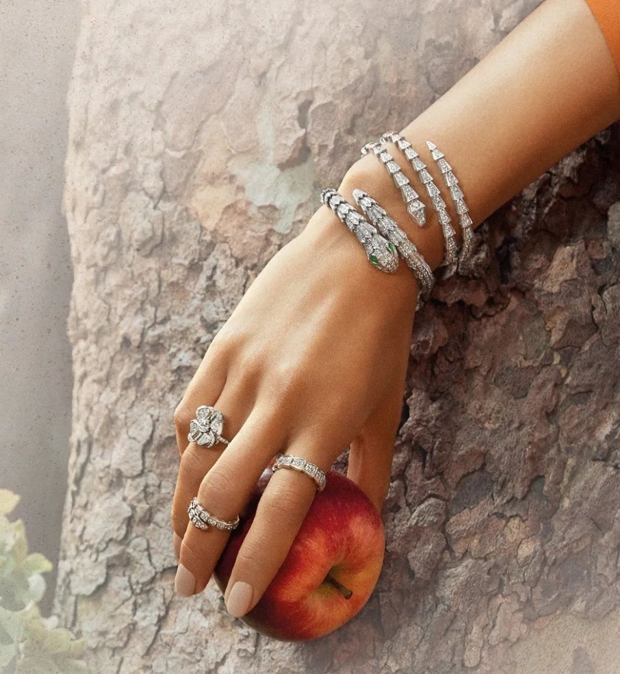 女式黄金手镯什么款式好看,彩金镶翡翠手镯