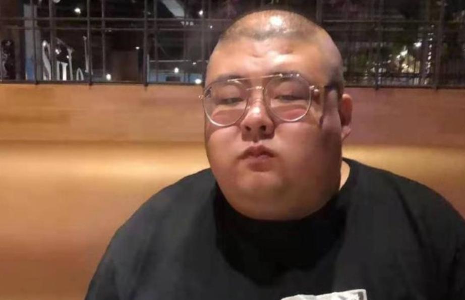 吃播泡泡龙意外去世，29岁体重320斤，生前脸上黑斑是早有预兆？