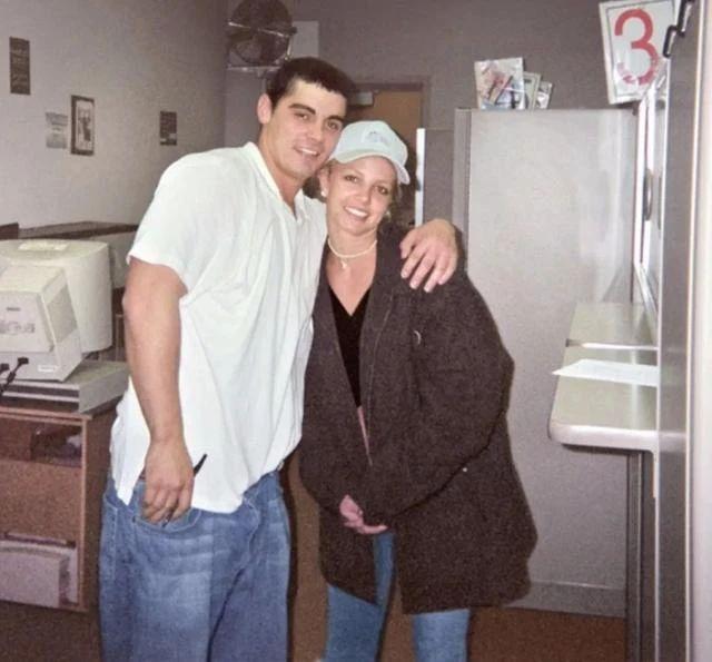 布兰妮被囚禁25年,布兰妮被父亲虐待13年