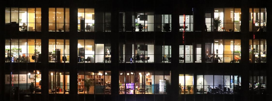 互联网公司一个月不上班,互联网公司不下班都在干嘛呢