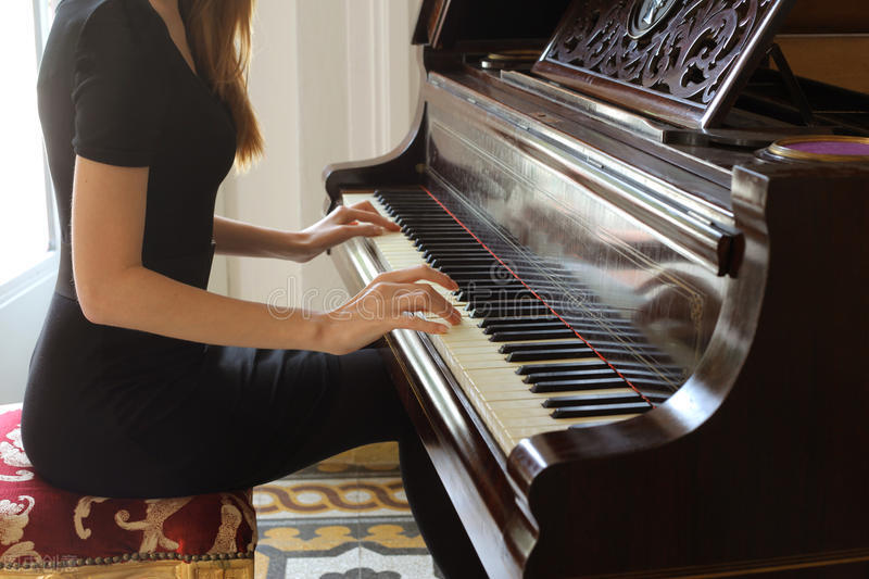 中年人学钢琴好还是古筝好,钢琴古筝吉他哪个最值得学