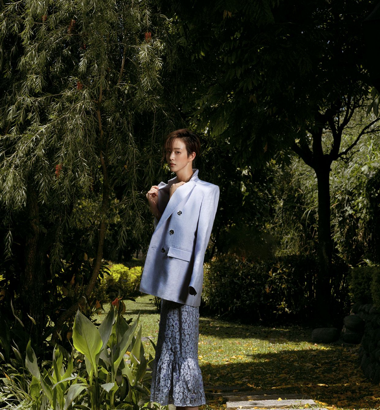 张钧甯很会穿，身穿格子套装搭配一双“老爹鞋”，干练又帅气