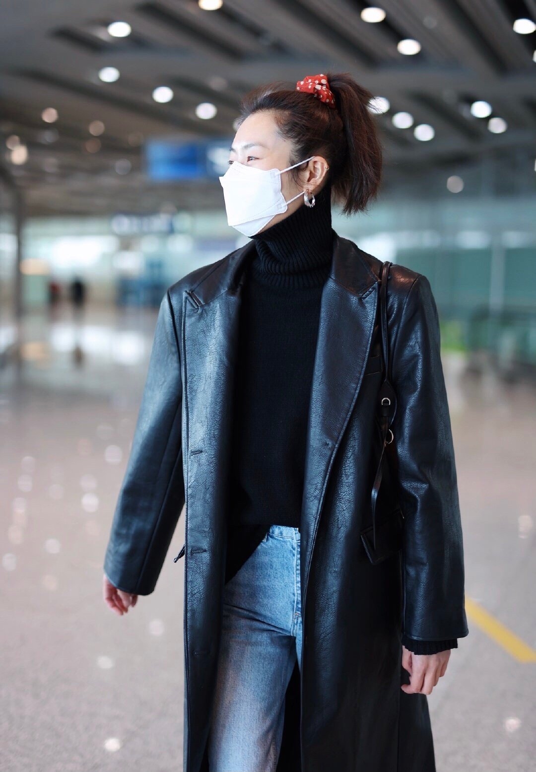 刘雯上身只穿一件皮衣,刘雯酒红色皮衣照片图片