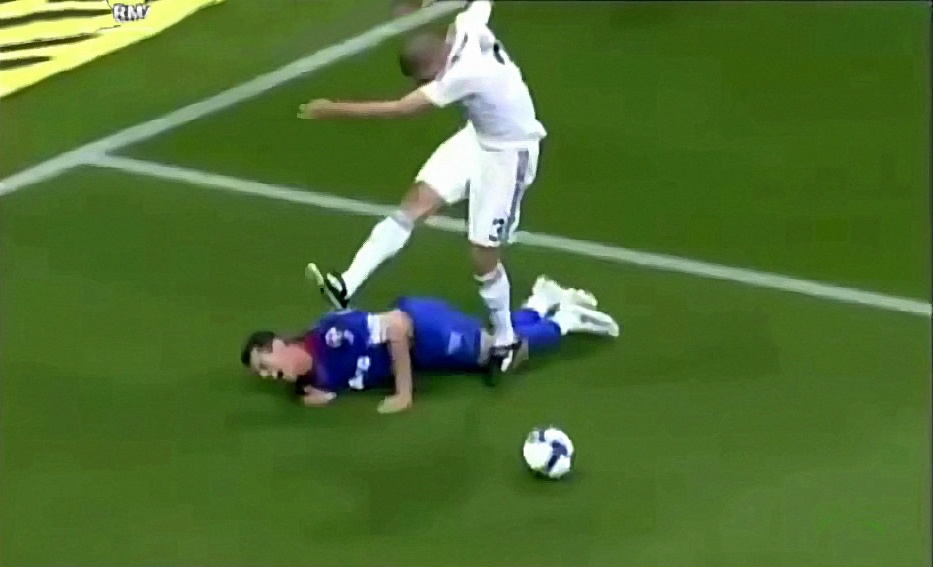 足球史上最恶劣的十大犯规,盘点看着都痛的画面