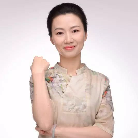 她是法语专业毕业，哲学硕士，是如何成为“中国最美女教授”的