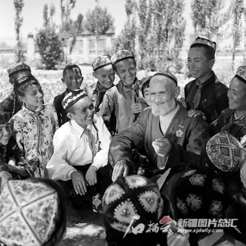 1958年，毛主席对库尔班说：谢谢你，这么远还要骑着毛驴来看我