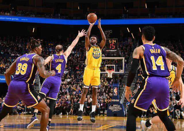 库里肩膀的伤疤,库里手腕伤疤