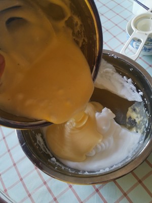 这届年轻人太拼了！想吃块蛋糕得请人代排队，明明会打鸡蛋就能做