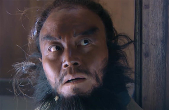 李逵最终悲惨下场：被掐着脖子像抓猪一样活捉，还被挑断手筋脚筋