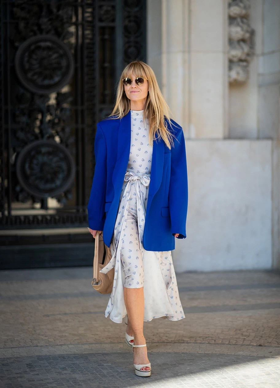 西装裙子怎么穿才好看,西装裙子开春率先走红的时髦搭配