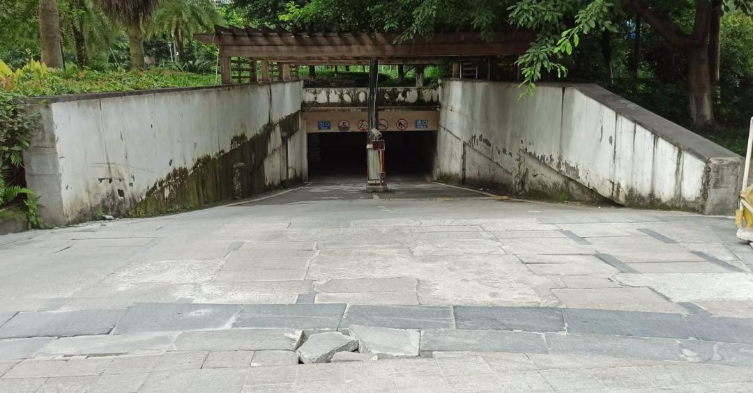 雷翻天！重庆首个带空中泳池的超级豪宅交房，现场惨不忍睹