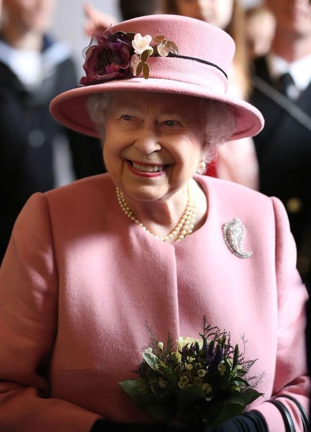 英国女王穿粉色西装,英国女王穿墨绿色大衣