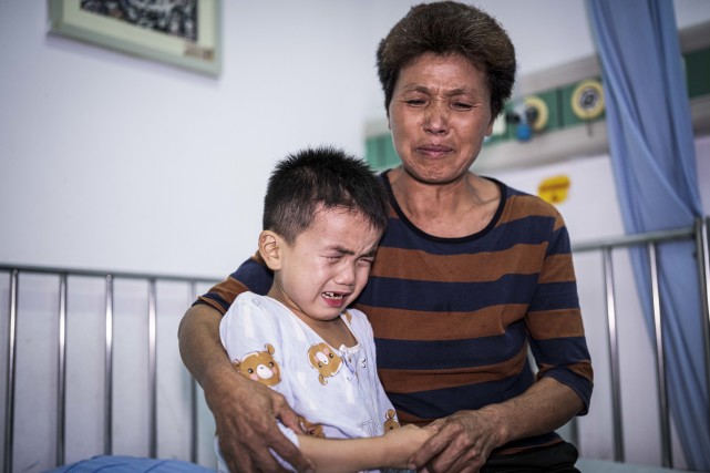 湖南8岁男孩体重仅40斤,小伙4岁失去双臂父亲精神失常