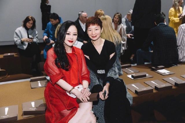 微胖的章小蕙才是真贵妇，穿红色网纱裙成熟优雅，名媛气质藏不住