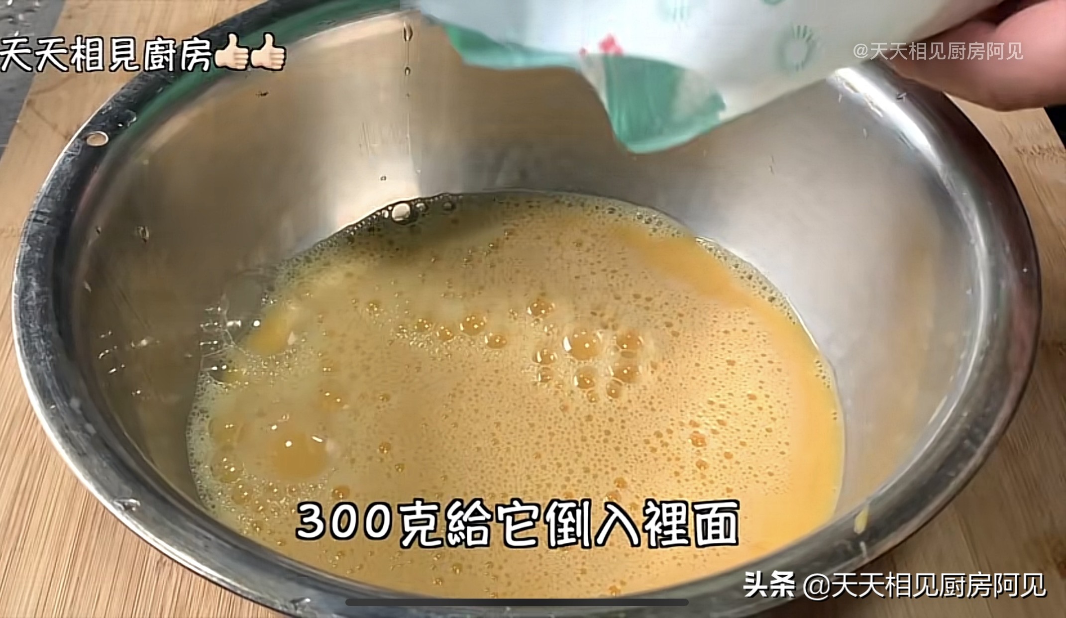 无需打蛋器用电饭煲做蛋糕,电饭煲蛋糕4个鸡蛋要几勺面粉