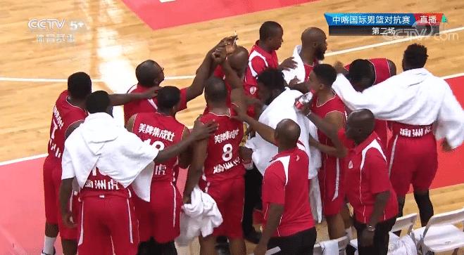 过分！故意撞王哲林还不够，随后做出违体动作，喀队4号输球输人