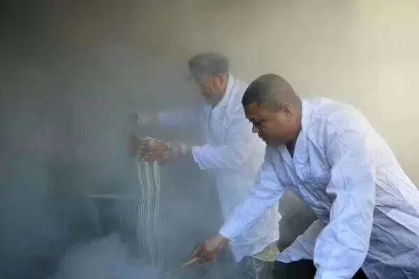 27军退伍老兵,东南亚卖粉条年入300万!