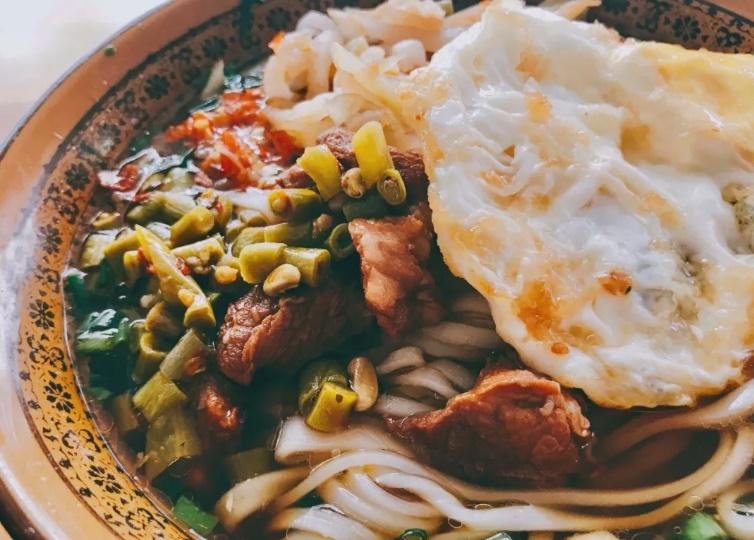 第一时间就是吃一碗广西特色米粉,湖南米粉最正宗的吃法