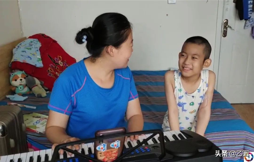 出租房唱歌女孩,出租房弹钢琴的孩子