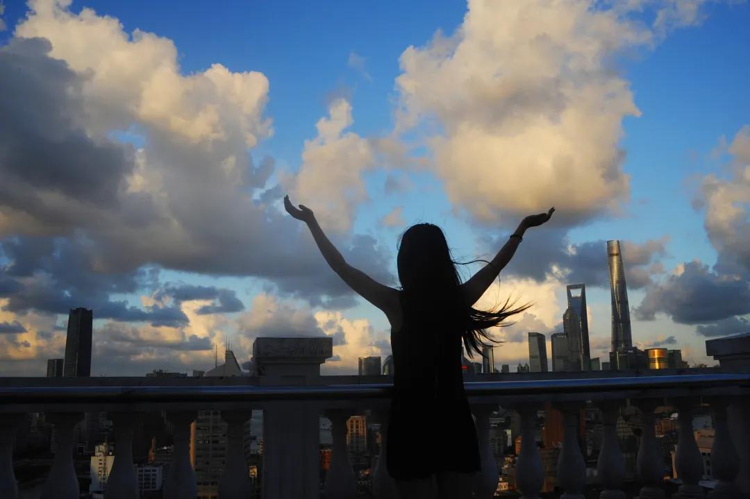 忍不住看前任社交圈,放不下前任的朋友圈的行为