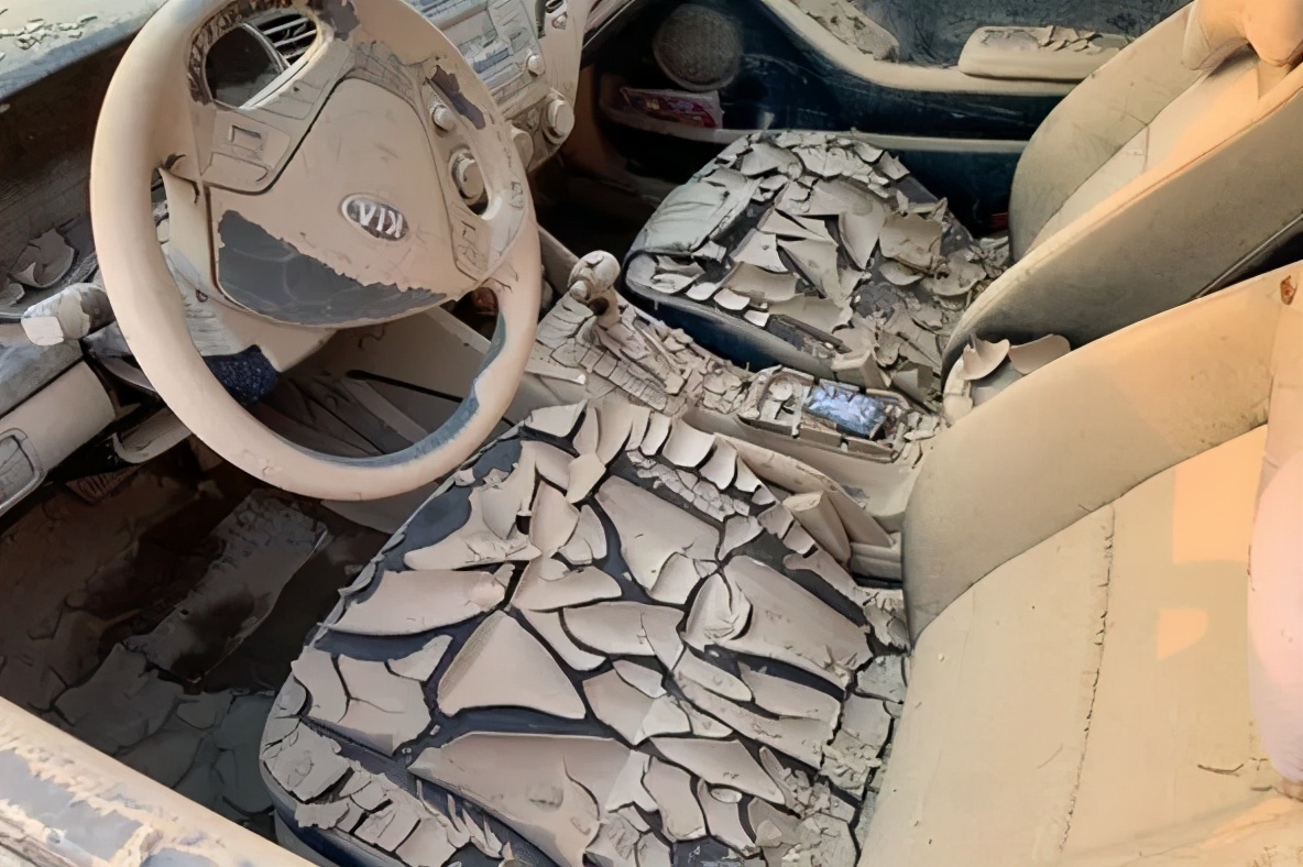 郑州暴雨市民车全部被淹崩溃大哭,郑州暴雨车子被淹