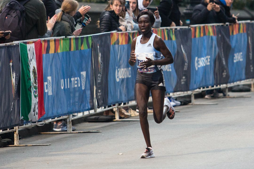 阿迪达斯碳板跑鞋adizerox2,adidasadizeropro有没有碳板