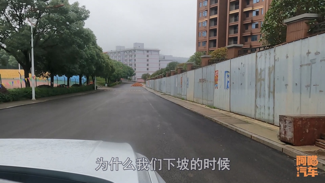 自动挡汽车爬长坡怎么操作,老司机开自动挡车不刮蹭技巧