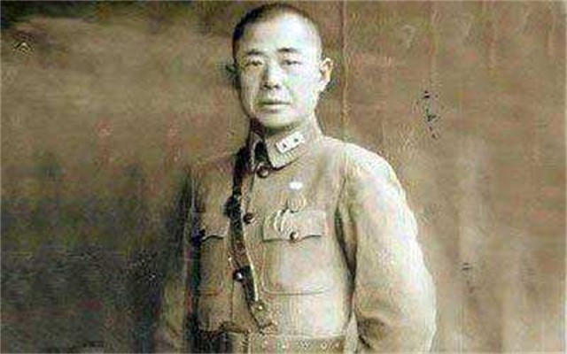 *世友许**听闻军中来了位高手，欲切磋武功，*飚耿**：你不是我的对手