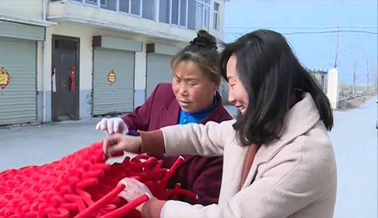 宿迁返乡创业村民王邦凤编织中国结“致富梦”