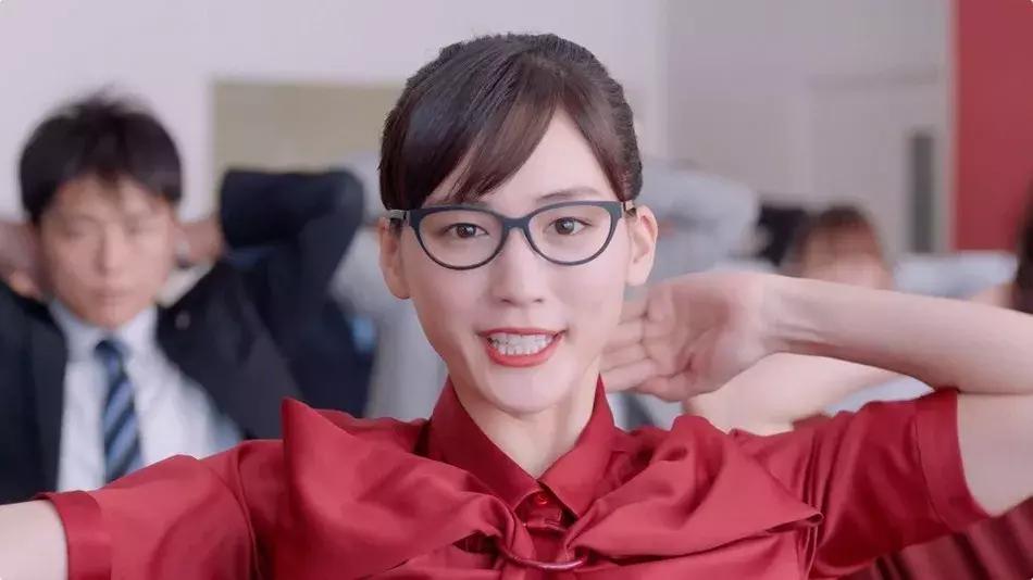 戴眼镜显眼睛小怎么化妆,戴眼镜又凸眼怎么化妆