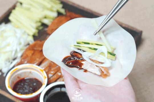 烤鸭最酥的一块鸭皮酥到了极点,味道纯正的烤鸭肉质鲜嫩