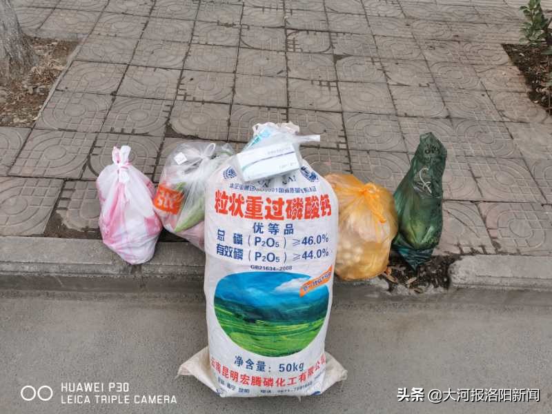 洛宁县驻村书记“变形计”,为了便利群众,他变身代购员、快递员