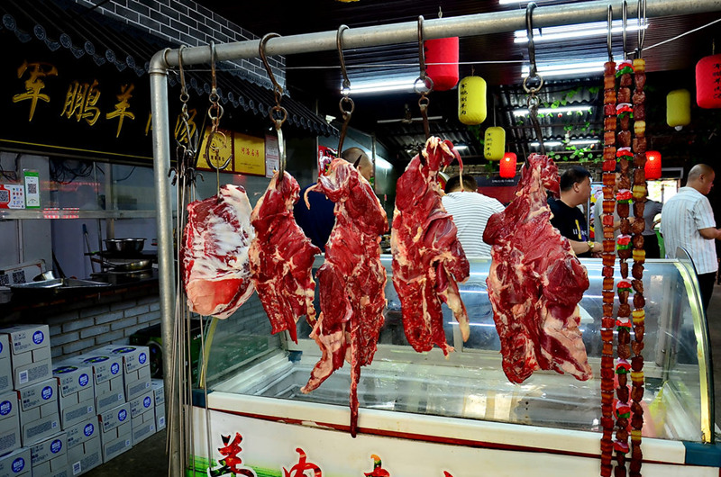 吉利网红美食打卡地军鹏烤全羊一米烤大串欢迎您