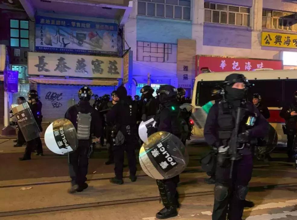 “人肉”香港警察信息的人被抓