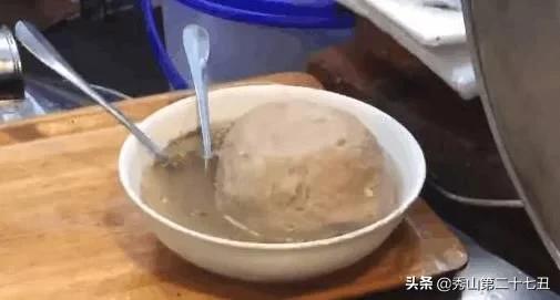 90后小哥卖这“豪华丸子”，一碗就放一个，食客切开后乐坏了