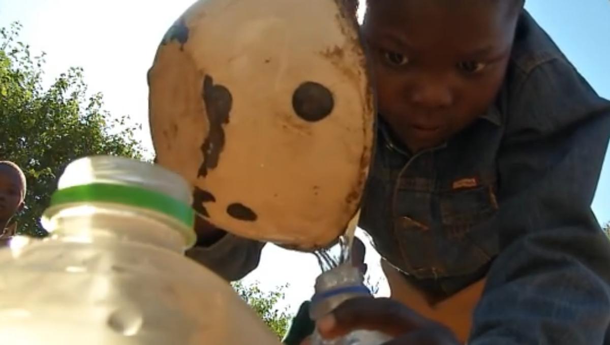 非洲水资源丰富，人们天天喝泥水也不打井，真的是因为懒吗？