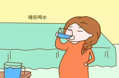 晚上喝水早上起床水肿，这种说法正确吗？睡觉前应不应该喝水呢？