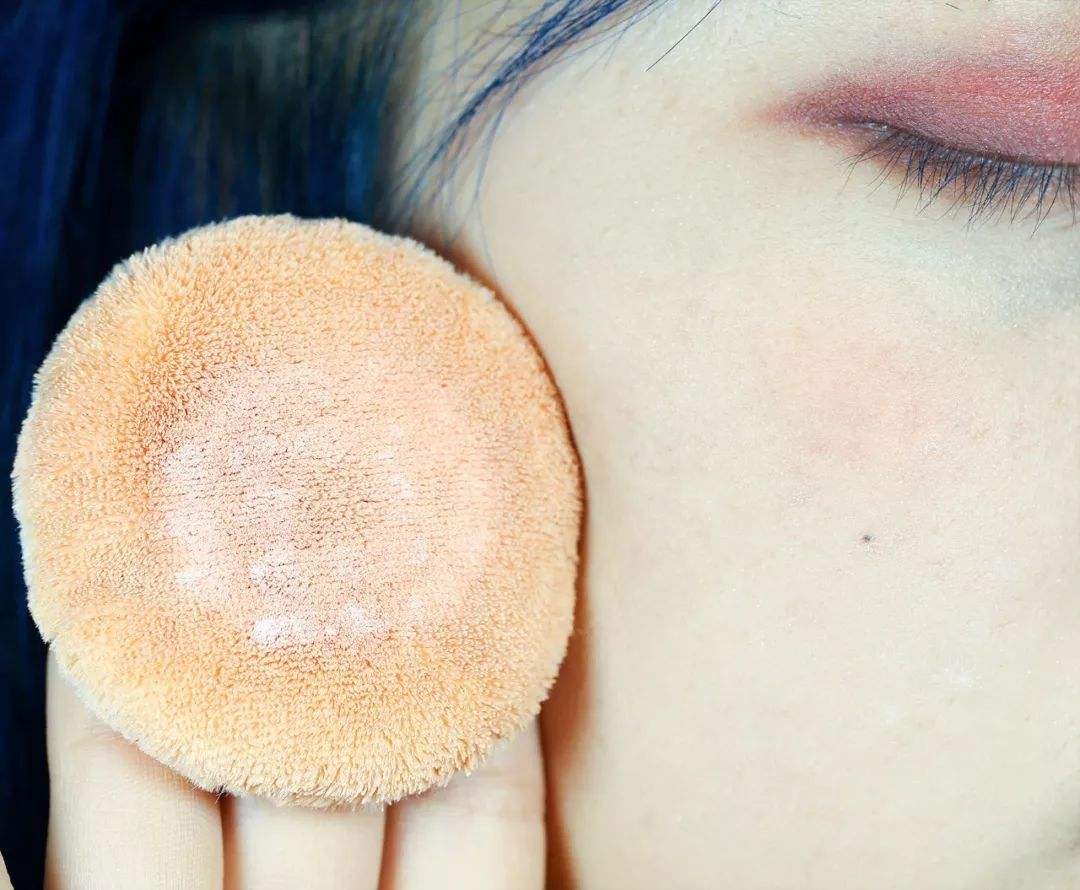用了散粉反而斑驳脱妆怎么办,用了散粉怎么用气垫补妆