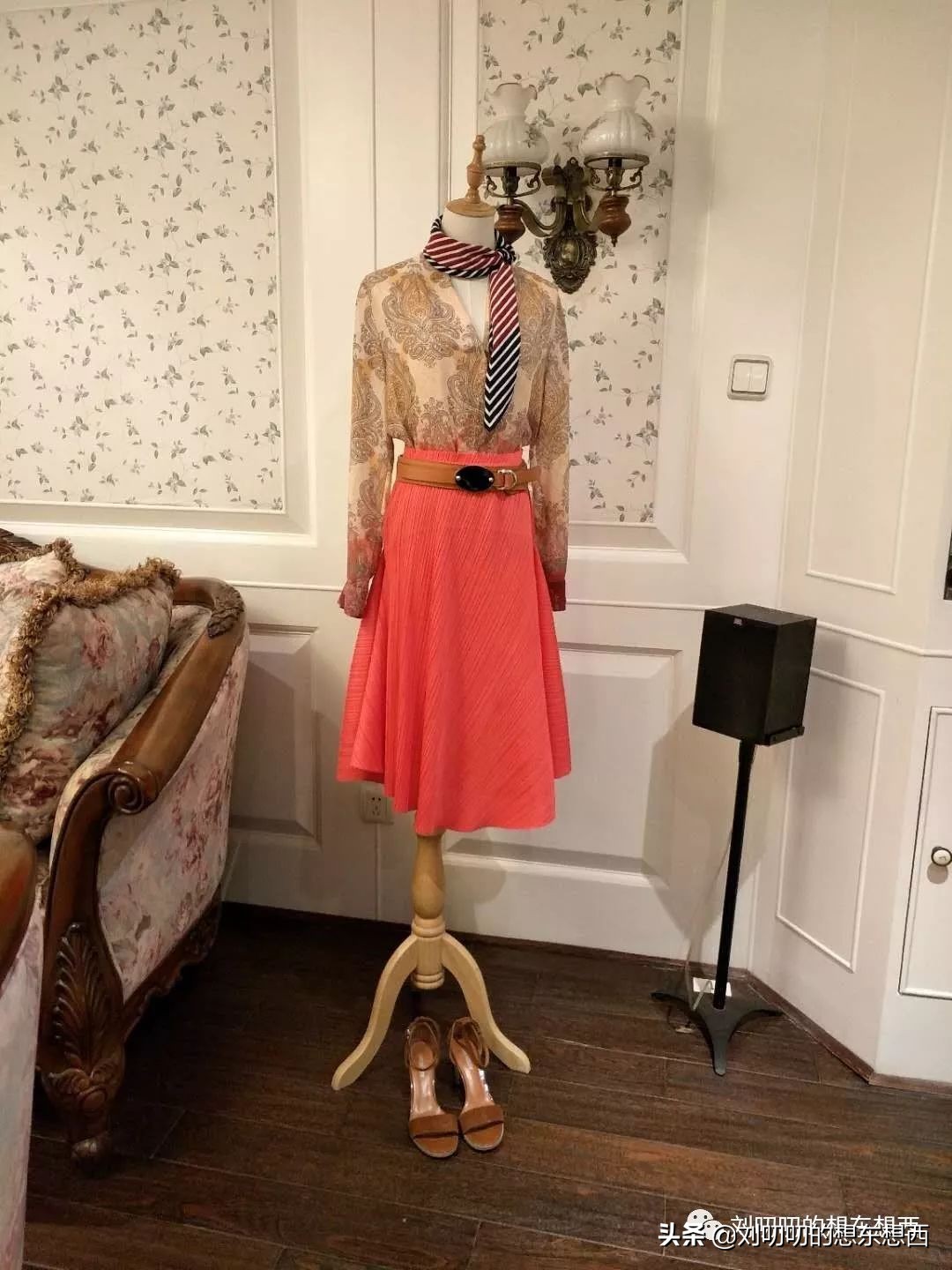 亮橘色穿搭,一日一look怎么搭配衣服