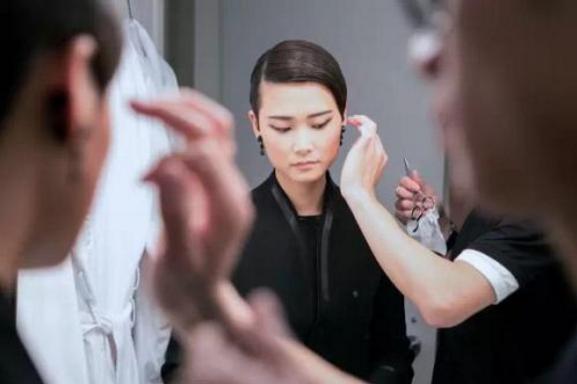 纪梵希选中李宇春为全球代言人，打造个人专属产品，厉害了我的春